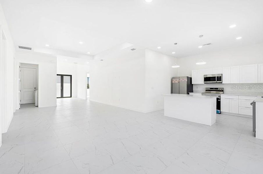 Spacious, unfurnished interior of a new home in , Cape Coral (Image 31).