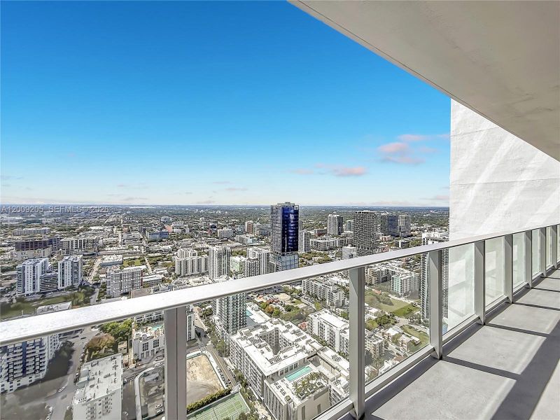 Condo located in Miami, FL showcasing its design and architecture (Image 3).