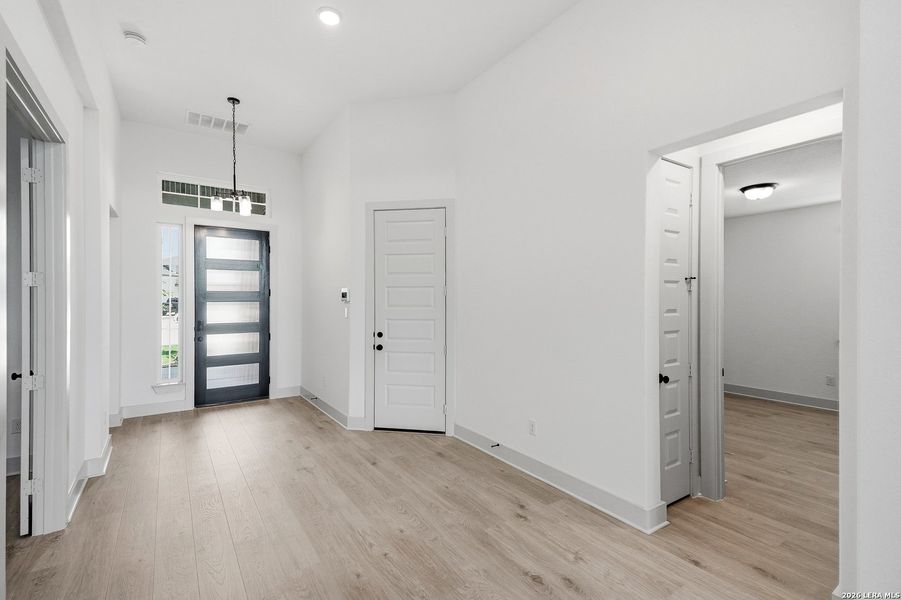Spacious, unfurnished interior of a new home in Stillwater Ranch, San Antonio (Image 32).