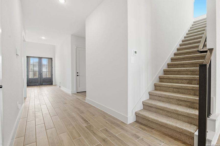 Spacious, unfurnished interior of a new home in Haby Hill 50s, San Antonio (Image 23).