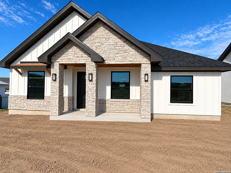 Exterior details and patio area of a home in , Eagle Pass (Image 3).
