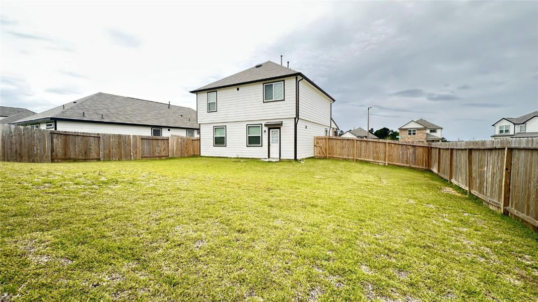Exterior details and patio area of a home in Hunter's Creek, Huntsville (Image 4).