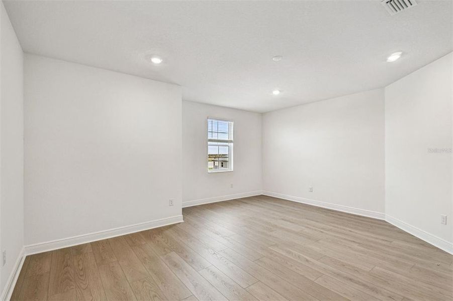 Spacious, unfurnished interior of a new home in Hawkstone, Sarasota (Image 32).