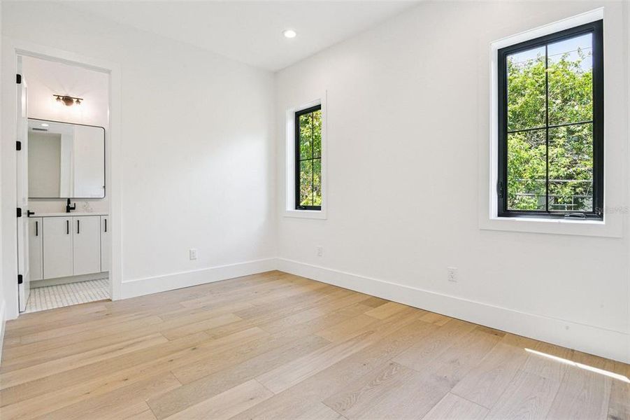 Spacious, unfurnished interior of a new home in , Tampa (Image 20).