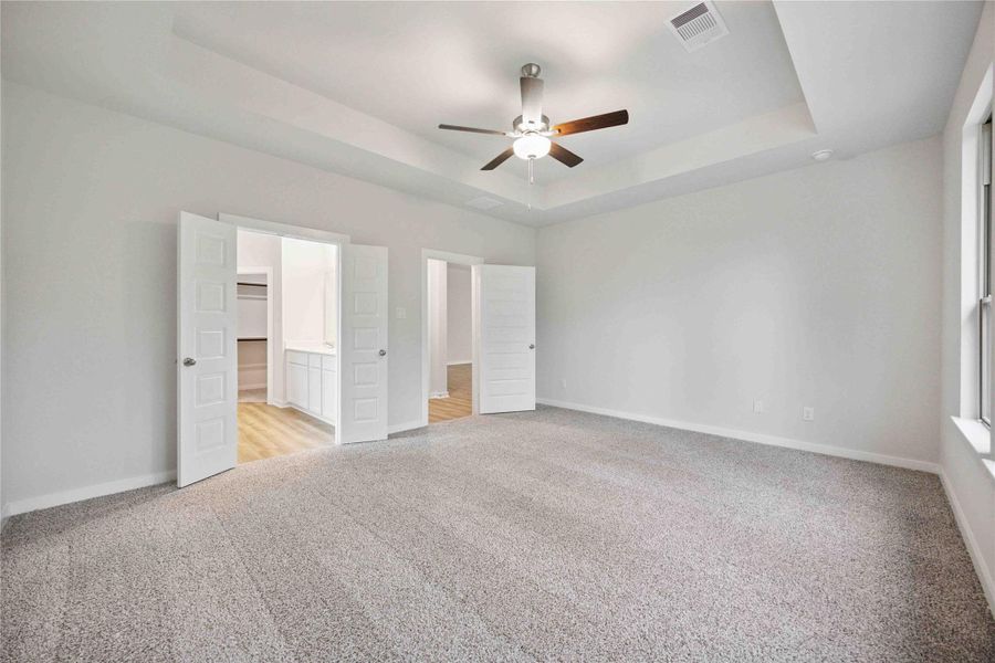 Spacious, unfurnished interior of a new home in Deer Pines, Conroe (Image 24).