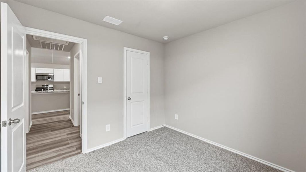Spacious, unfurnished interior of a new home in Hickory Grove, Krum (Image 27).