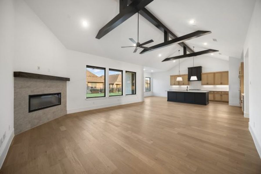 Spacious, unfurnished interior of a new home in Heath Golf and Yacht Club, Heath (Image 24).