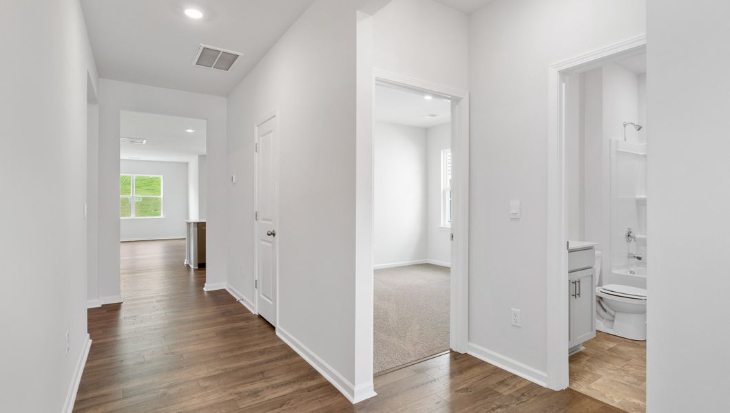 Spacious, unfurnished interior of a new home in Sage Grove, Lyman (Image 12).