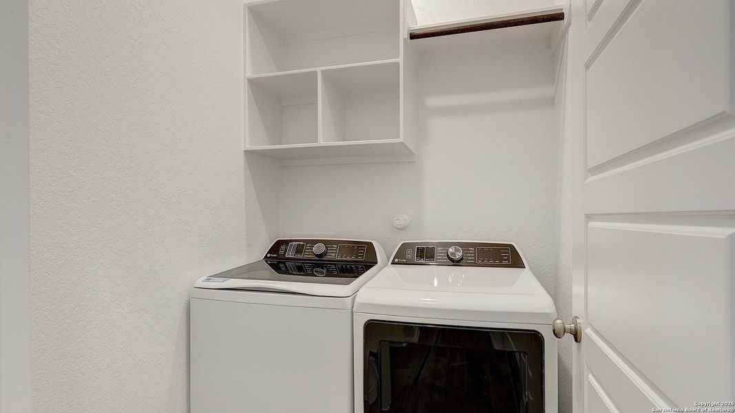 Close-up of interior finishes inside a home in Ladera 40', San Antonio (Image 15).