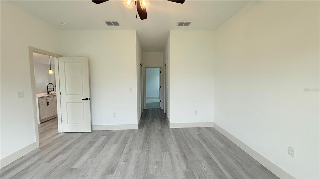 Spacious, unfurnished interior of a new home in , Ocala (Image 33).