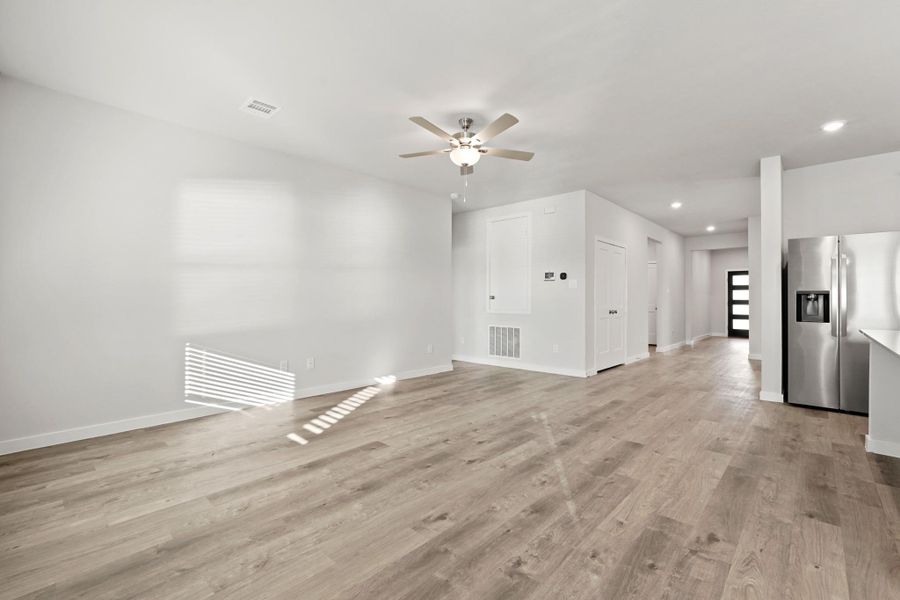 Spacious, unfurnished interior of a new home in Woodshore, Clute (Image 16).