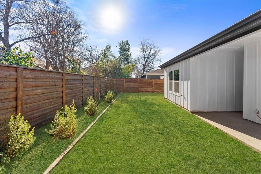 Exterior details and patio area of a home in , Dallas (Image 4).