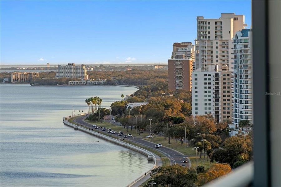 Condo located in Tampa, FL showcasing its design and architecture (Image 3).
