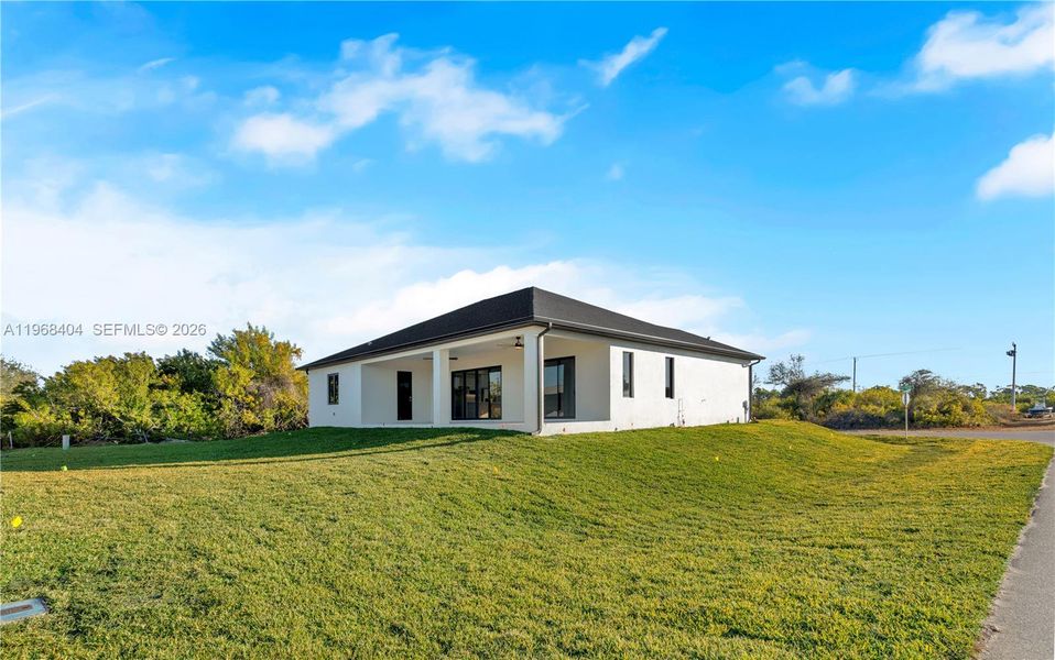 Exterior details and patio area of a home in , Port Charlotte (Image 29).