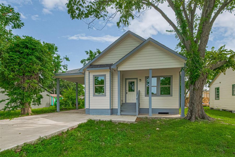 Front exterior of a new home in , Baytown, TX, highlighting curb appeal (Image 20). Front exterior of a new home in , Baytown, TX, highlighting curb appeal (Image 20).