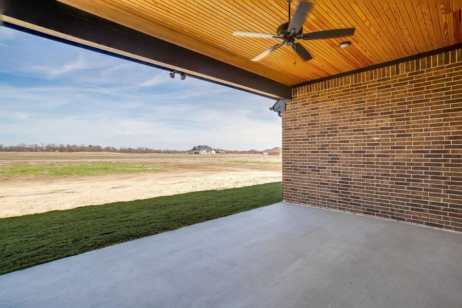 Exterior details and patio area of a home in Waterfall Ranch Estates, Waxahachie (Image 28).