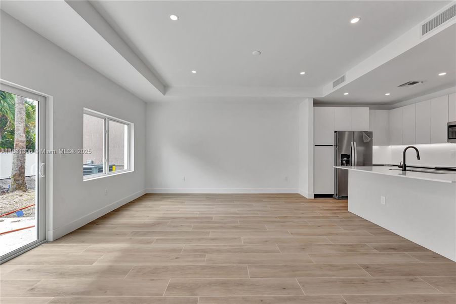 Spacious, unfurnished interior of a new home in , Coral Springs (Image 19).