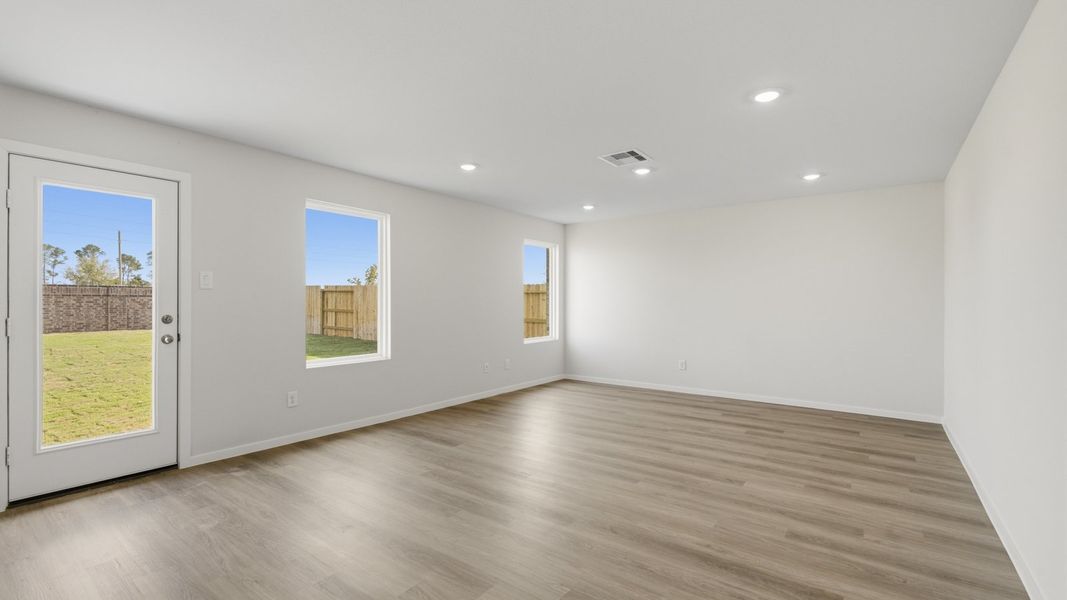 Spacious, unfurnished interior of a new home in Sunterra Lakes, Brookshire (Image 16).