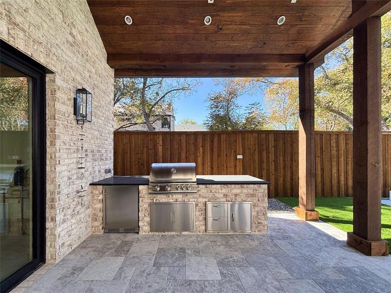 Exterior details and patio area of a home in , Dallas (Image 2).