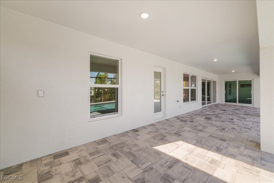 Spacious, unfurnished interior of a new home in Cape Coral, Cape Coral (Image 33).