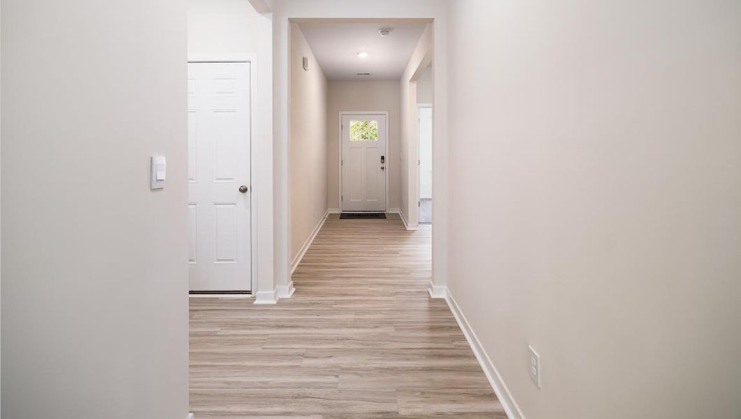Spacious, unfurnished interior of a new home in Valley View, Waynesville (Image 10).