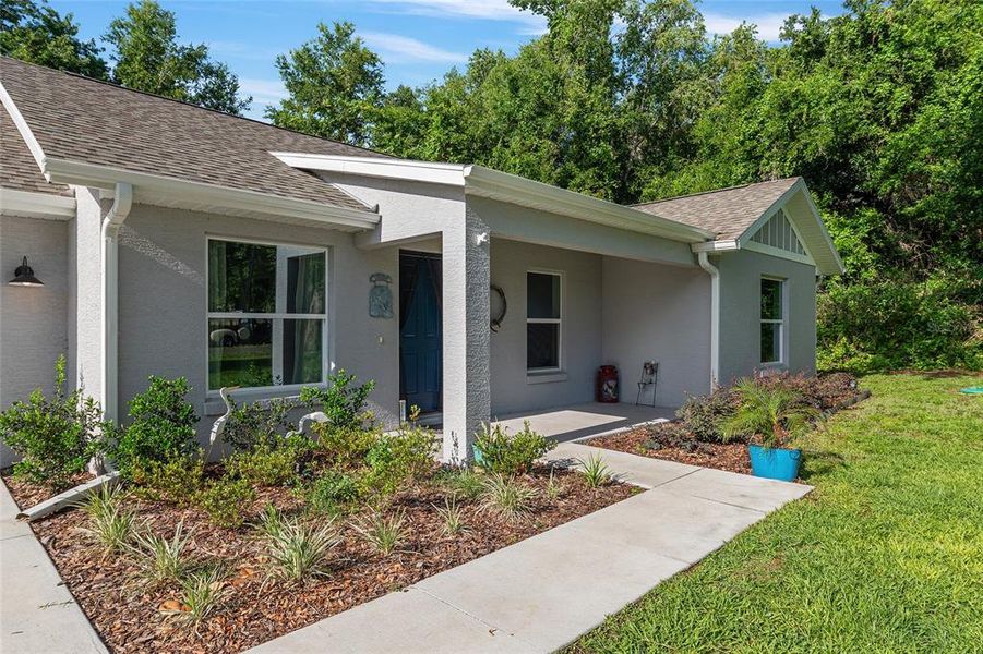 Exterior details and patio area of a home in , Belleview (Image 3).