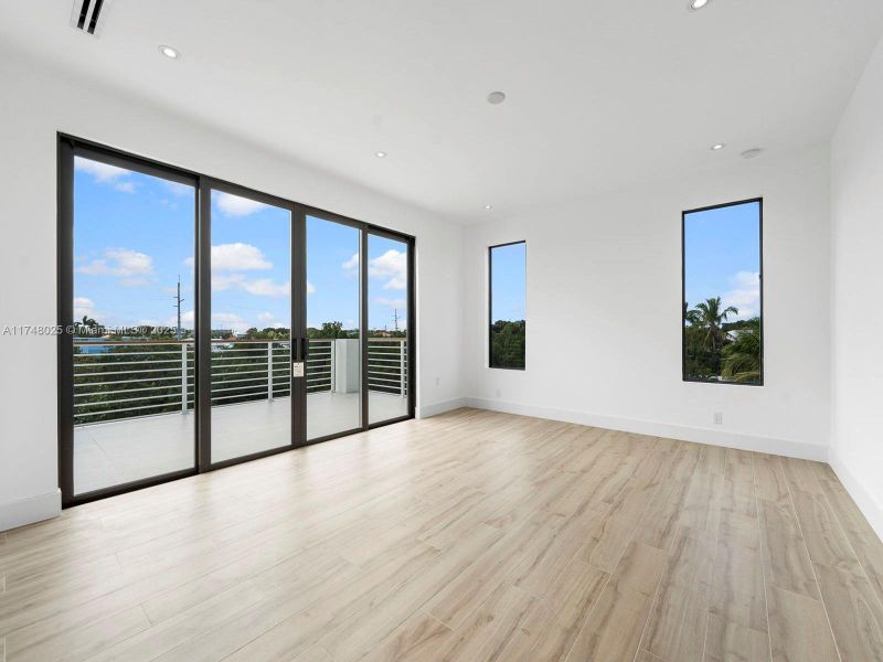 Spacious, unfurnished interior of a new home in , Tavernier (Image 17).