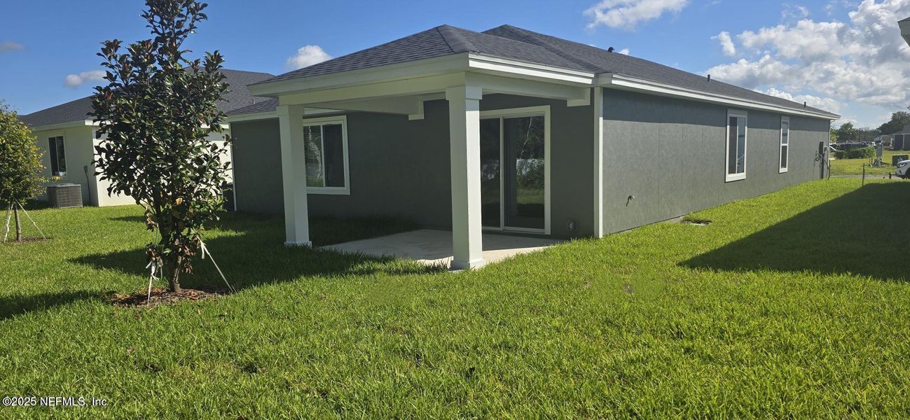 Exterior details and patio area of a home in Azalea Creek, Jacksonville (Image 3).