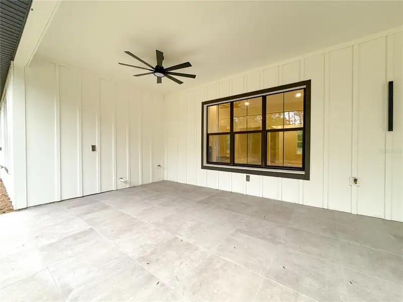 Exterior details and patio area of a home in , Dunnellon (Image 3).