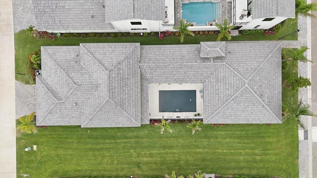Exterior details and patio area of a home in , Bradenton (Image 23).