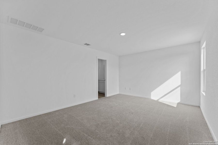 Spacious, unfurnished interior of a new home in Voss Farms, New Braunfels (Image 20).