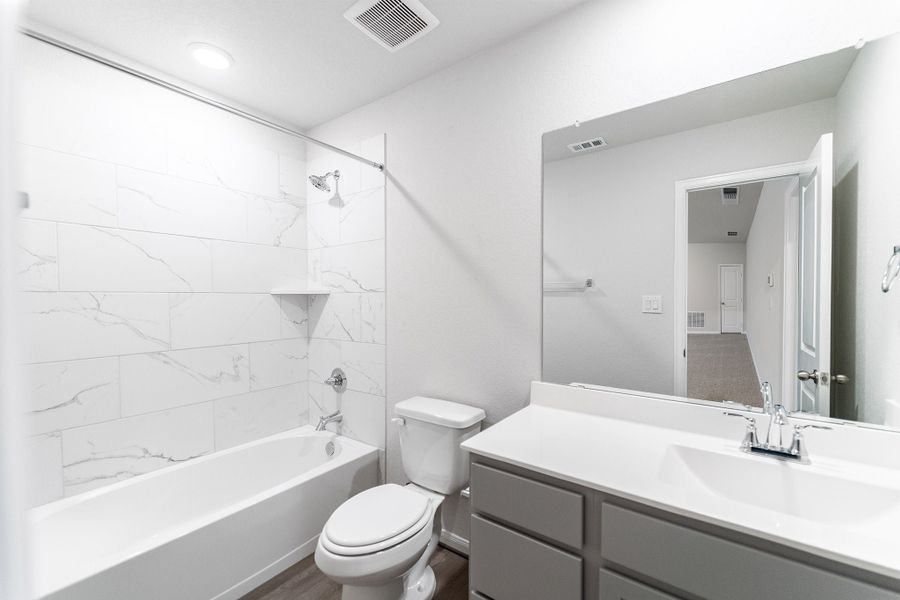 Furnished interior view inside a new home in Homestead, Schertz (Image 8).