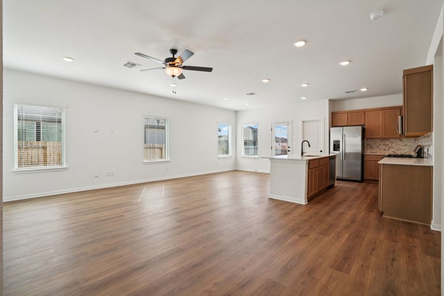 Spacious, unfurnished interior of a new home in Village at Three Oaks, Seguin (Image 54).