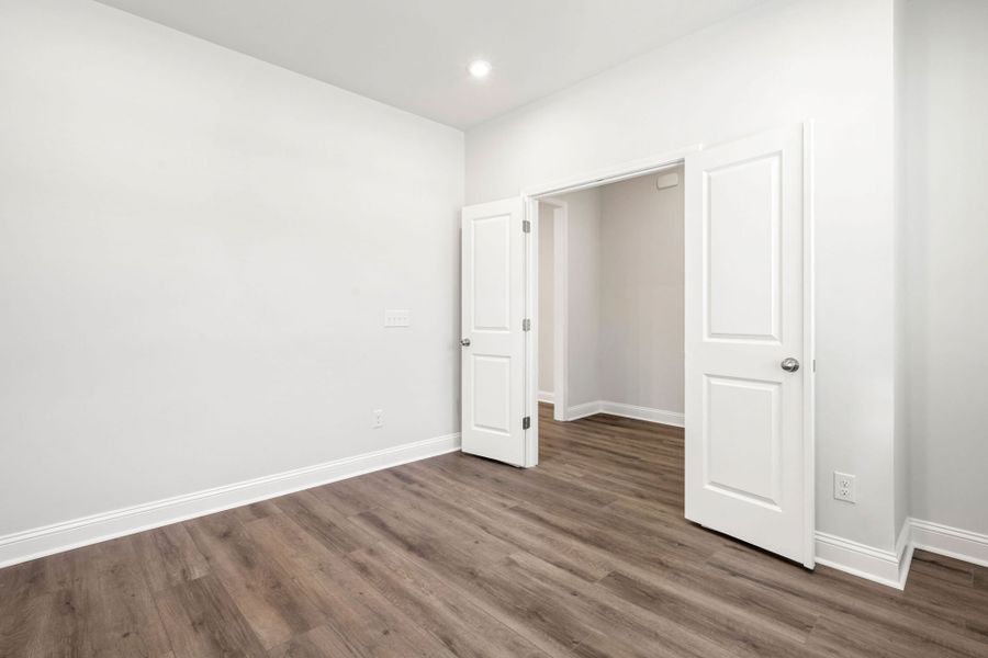 Spacious, unfurnished interior of a new home in Waterways, Richmond Hill (Image 17).