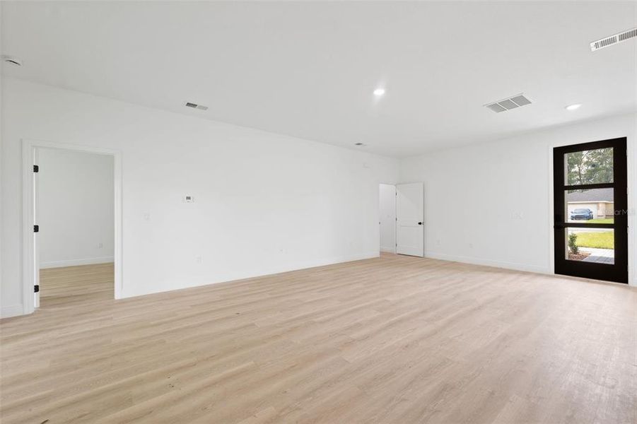 Spacious, unfurnished interior of a new home in , Ocala (Image 11).