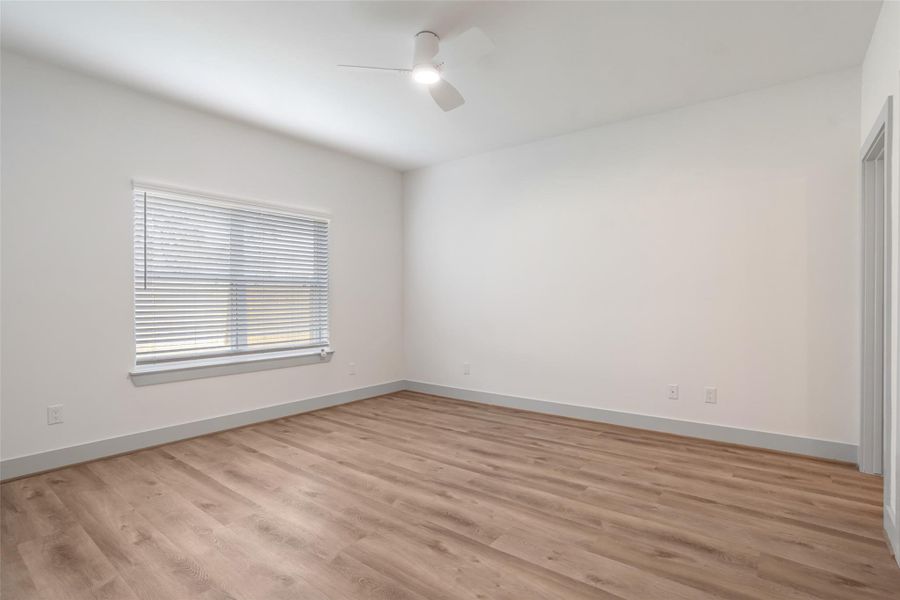 Spacious, unfurnished interior of a new home in Avenue Park, Houston (Image 11).