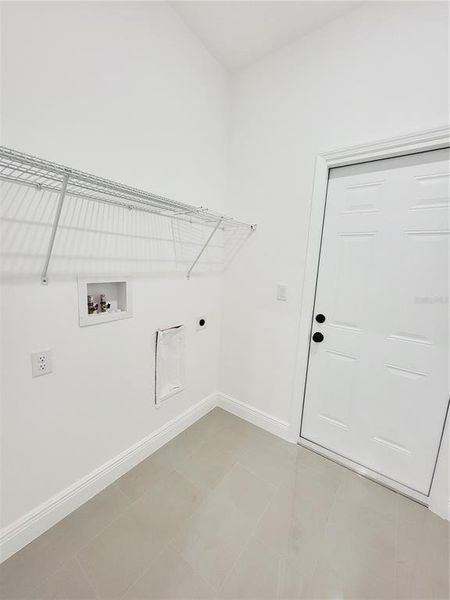 Spacious, unfurnished interior of a new home in , Palm Bay (Image 9).