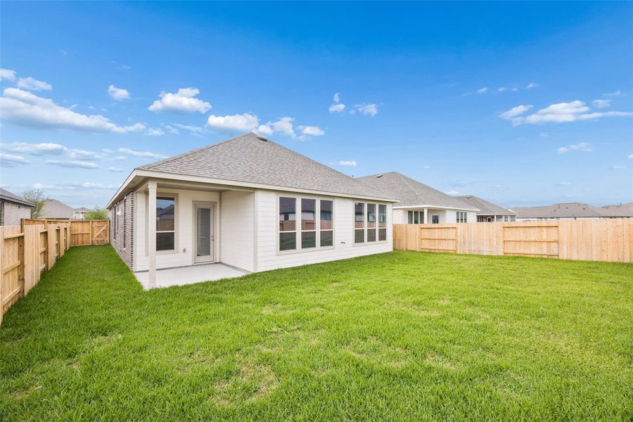 Exterior details and patio area of a home in Lago Mar, Texas City (Image 3).