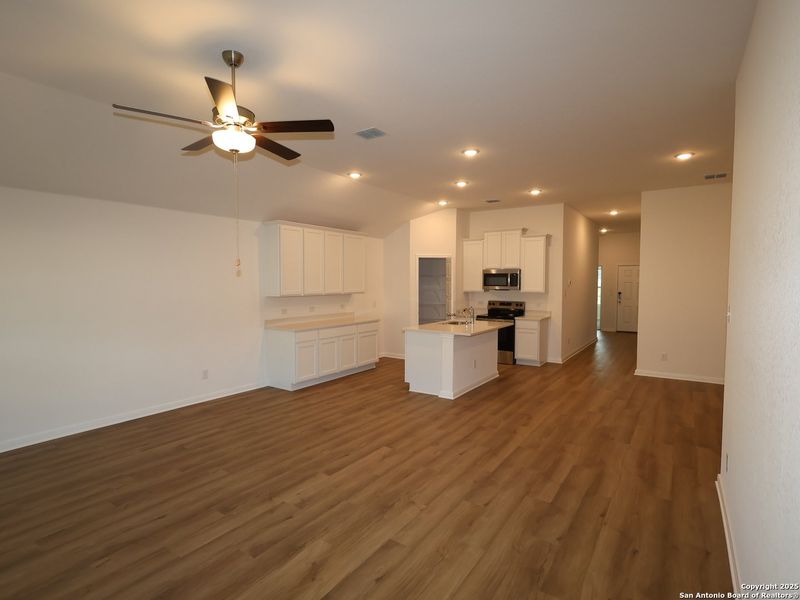 Spacious, unfurnished interior of a new home in Greenspoint Heights, Seguin (Image 39).
