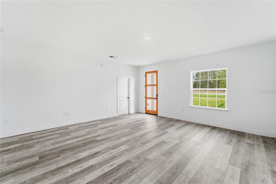 Spacious, unfurnished interior of a new home in , Ocala (Image 14).