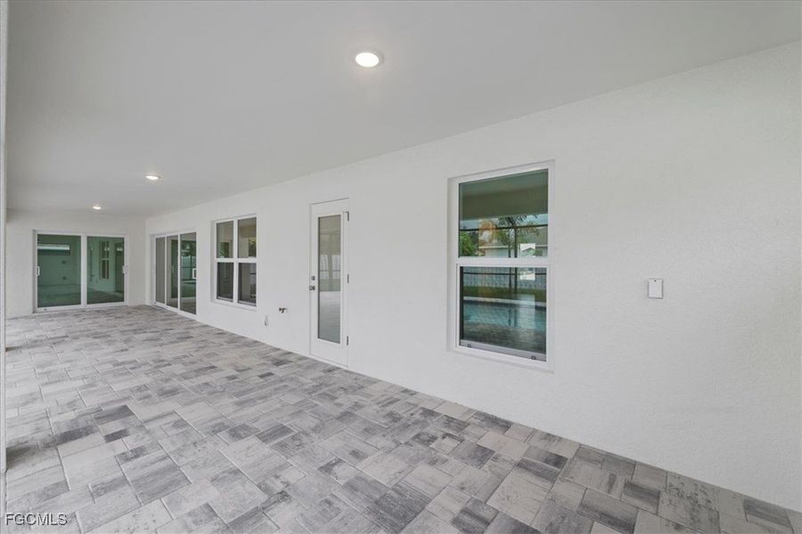 Spacious, unfurnished interior of a new home in Cape Coral, Cape Coral (Image 28).