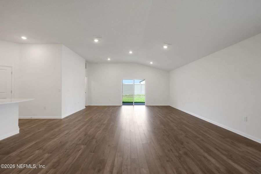 Spacious, unfurnished interior of a new home in Diamond Springs, Jacksonville (Image 19).