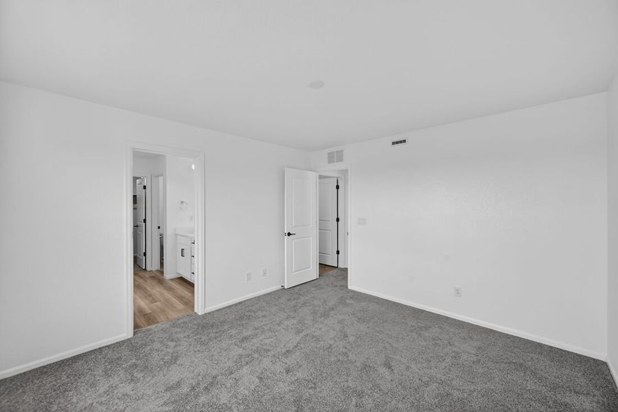Spacious, unfurnished interior of a new home in Lake Bluff, Greeley (Image 18).
