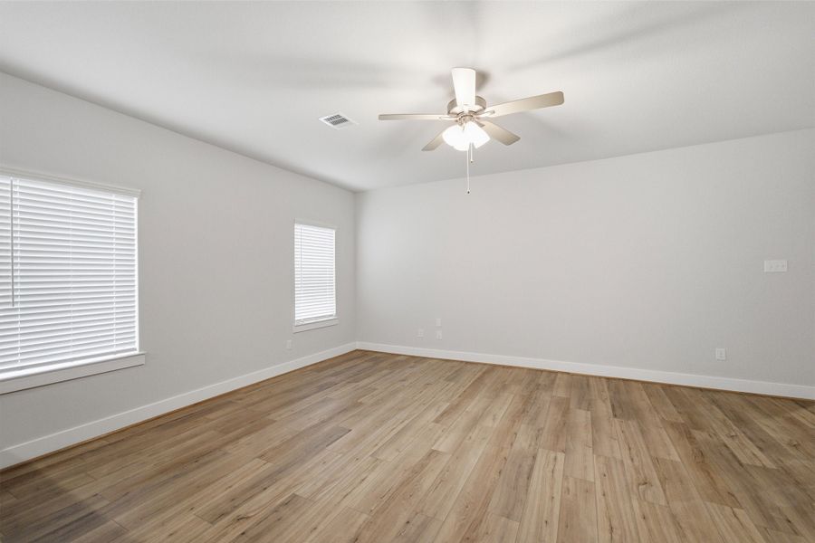 Spacious, unfurnished interior of a new home in Steed Landing, Texas City (Image 10).