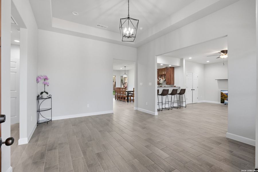Spacious, unfurnished interior of a new home in , Canyon Lake (Image 12).