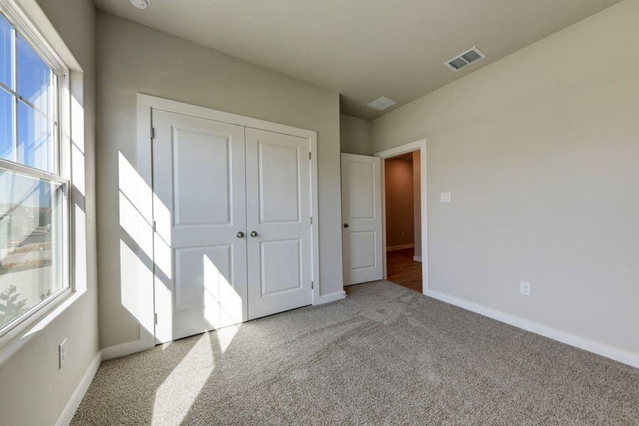 Spacious, unfurnished interior of a new home in The Woodlands, Mico (Image 20).