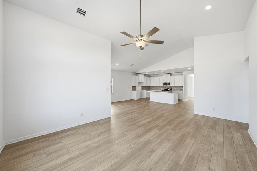 Spacious, unfurnished interior of a new home in Emory Crossing, Hutto (Image 8).