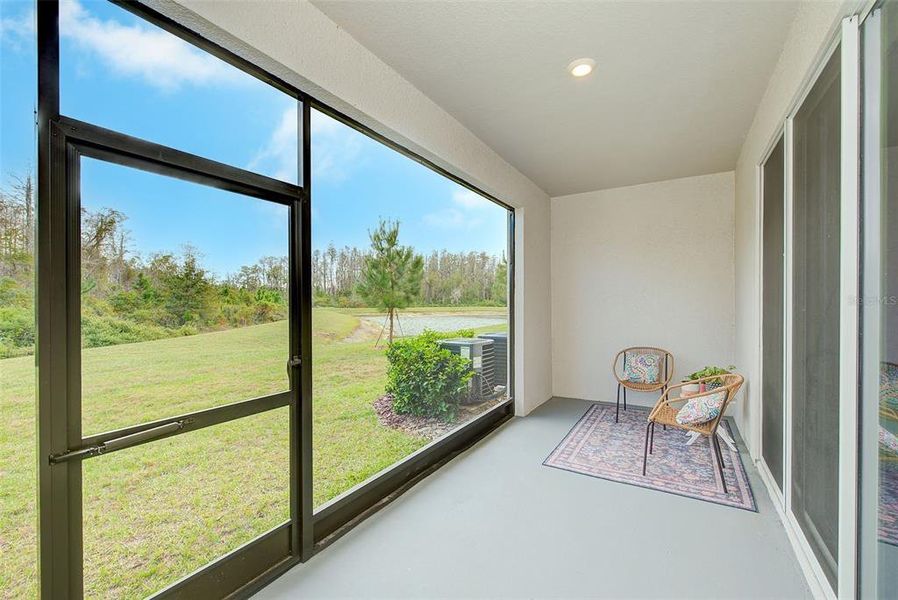 Exterior details and patio area of a home in , Land O' Lakes (Image 3).