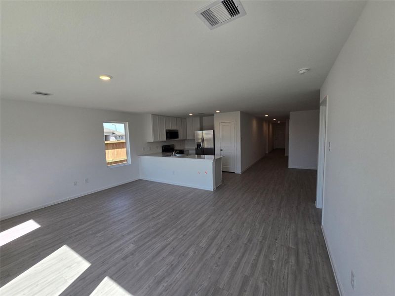 Spacious, unfurnished interior of a new home in Spring Branch Crossing, Conroe (Image 24).