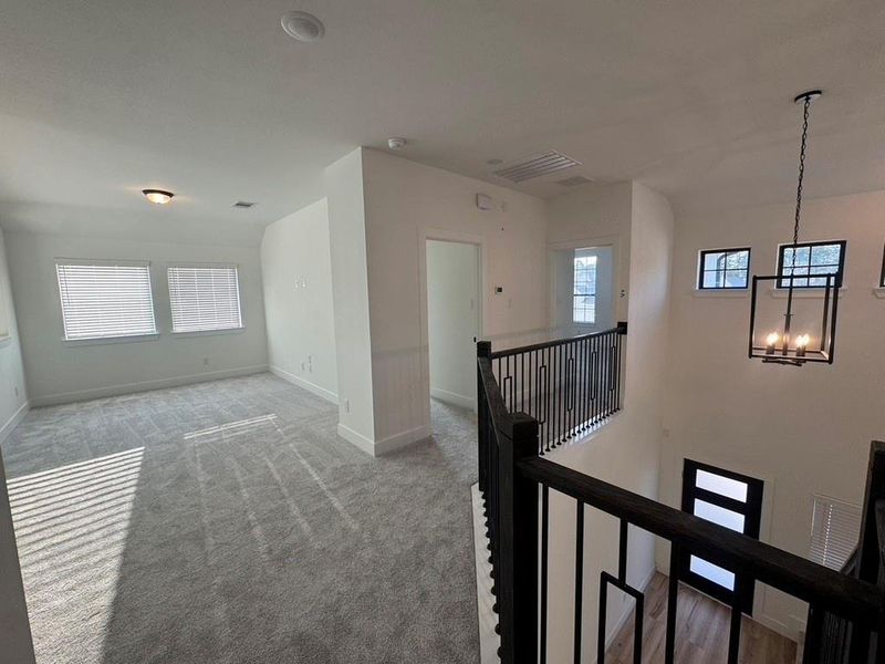 Spacious, unfurnished interior of a new home in Evergreen, Conroe (Image 9).